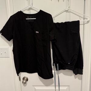 Figs Classic Black Scrub Set